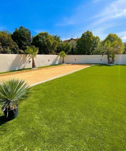 Photo de galerie - Terrassement mise a niveau, aménagement en gazon synthétique professionnel résistant aux rayon uv