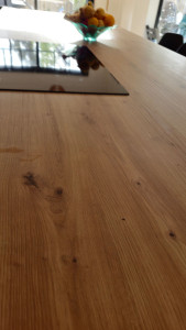 Photo de galerie - Cirage d'une table en chêne 