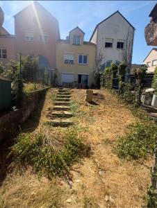 Photo de galerie - ? Vous en avez marre d’entretenir votre jardin ? Passez au gazon synthétique ! ? Fini la tonte, l’arrosage et l’entretien régulier. ✅ Préparation et mise à niveau du sol ✅ Fourniture du gazon synthétique ? Contactez-nous pour un devis gratuit.