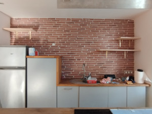 Photo de galerie - Pose d' étagères sur mur en briquettes 