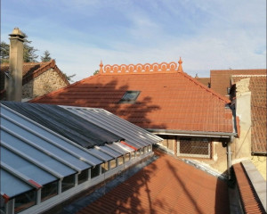 Photo de galerie - Pose de tuiles neuves et installation de Velux.
Travail soigné et finitions propres.