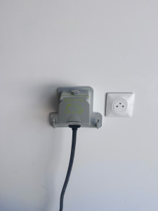 Photo de galerie - J'ai posé une prise pour voiture électrique dans le garage. 
