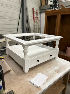 Photo de galerie - Rénovation d’un table basse en sapin ( passage en blanc après rénovation ) 