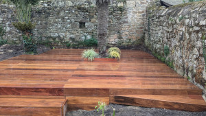 Photo de galerie - Réalisation terrasse bois exotique, avec massifs intégrés