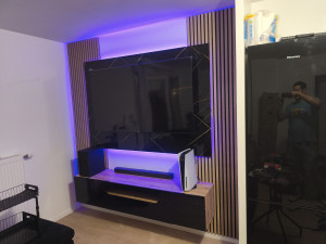 Photo de galerie - Pose de tasseaux plaque PVC effet marbre entourés de lumière LED. Fixation Tv et meuble tv