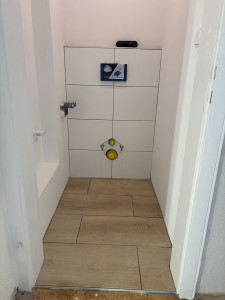 Photo de galerie - Réparation de la surface des murs et du sol de vos toilettes, installation de la cuvette des toilettes et de l'évier