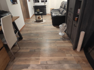 Photo de galerie - Pose de parquet stratifié dans un salon salle a manger 