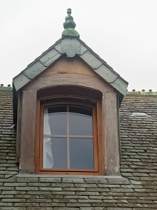 Photo de galerie - Une lucarne en ardoise du pays ..