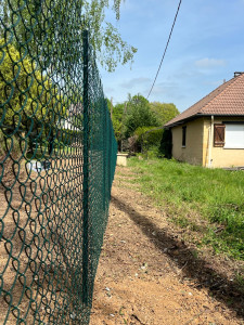 Photo de galerie - Pose d un grillage souple en simple torsion de 1m50 de haut apres arrachage d une haie de tuyas et enlèvement des souches 