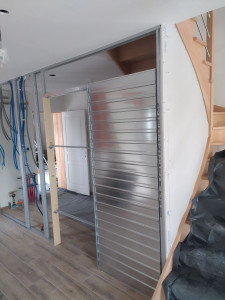 Photo de galerie - Pose de porte à galandage et cloison entre limons d'escalier 