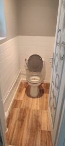 Photo de galerie - Rénovation et rafraîchissement d'un espace WC : mise en peinture des murs et pose de revêtement de sol lino effet parquet avec découpes de précision