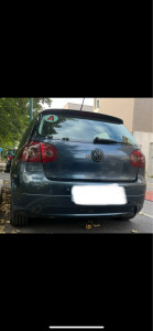 Photo de galerie - Teinte des feux arrière noir / cerise et peinture du logo VW en noir brillant. 