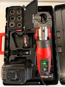 Photo de galerie - Réalisation de réseaux d’eau et chauffage multicouche et cuivre : Sertisseuse Virax Pro 