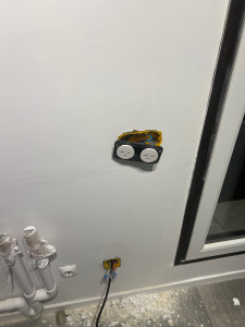 Photo de galerie - J’ai ajouté deux prises électriques supplémentaires dans la cuisine en me repiquant sur la prise située en bas. J’ai tiré des câbles depuis cette prise existante pour alimenter les deux nouvelles prises.