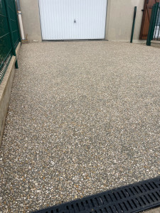 Photo de galerie - Réalisation d’une entrée en béton désactivé 