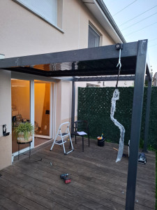 Photo de galerie - Montage pergola bioclimatique en aluminium 3