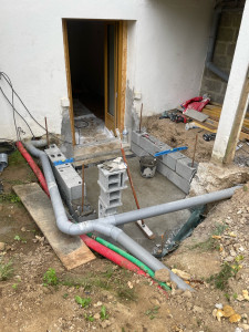 Photo de galerie - Transformation d’une fenêtre en porte-fenêtre avec un caniveau relié à une pompe de relevage, déviation de vidange pour pouvoir installer des marches pour accéder au jardin