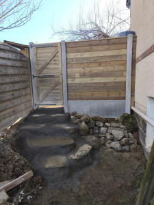 Photo de galerie - Pose d'une palissade avec fabrication d'un portillon et création d'un escalier a base de roche présente dans la propriété.