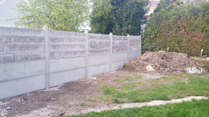 Photo de galerie - Pose de mur de cloture en plaque de béton 