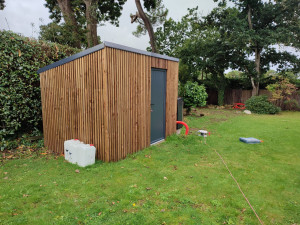 Photo de galerie - Construction d'un abri de jardin , avec deux mur ossatures bois et une petit charpente, avec un bardage a claire vu en finition 