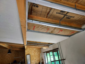 Photo de galerie - Pendant les travaux de isolation thermique en 2 couches laine de roche 25 et pose de faux plafond 