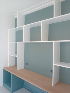 Photo de galerie - La bibliothèque a été conçue et peinte, et les murs...