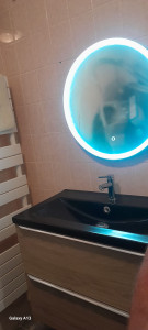 Photo de galerie - 

Installation d'un meuble de salle de bains avec vasque et fixation d'un miroir LED.