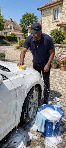 Photo de galerie - Hello,i'm PK bilingual home helper in Yvelines (78)offering moving help(heavy liftings)cleaning houses,junk removal and car wash at home.professionnel and  carefull.Free quote.