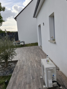 Photo de galerie - Carrelage imitation parquet sur une terrasse de 60m2