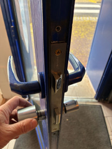 Photo de galerie - Réparation et changement de serrure après effraction chez un commerçant !