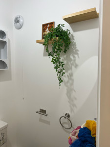 Photo de galerie - Installation étagère murale et porte serviette 