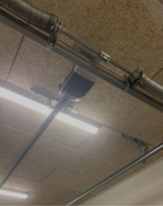 Photo de galerie - Installation porte garage avec motorisation 