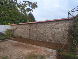 Photo de galerie - Réalisation d'un mur de clôture en pierre et joint de pierre en chaux 