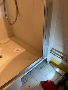 Photo de galerie - Après changement de la bonde de douche.Dégarnissage du tablier carrelée de la douche pour accéder à la bonde de douche.