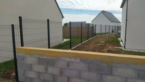Photo de galerie - Pose de grillage rigide avec soubassement béton. 