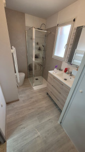 Photo de galerie - Rénovation complète d'une salle de bain.
dépose de l'ancienne baignoire et installation d'un nouveau bac à douche avec wc et sol
