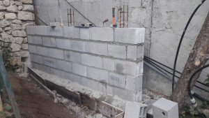 Photo de galerie - Montage du Mur 1er Rang Scellé dans la Semelle