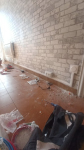 Photo de galerie - Goulotte apparente pour ajout de prises dans un vielle appartement qui n'avait que quelques prises dans les pièces à vivre 