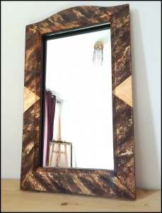 Photo de galerie - Dorure sur cadre en bois, feuille de cuivre patiné à l'acrylique. Imitation écaille de tortue.