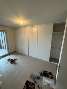 Photo de galerie - Meubles avec cinq portes coulissantes