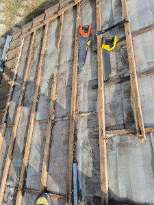 Photo de galerie - Donc nous sommes intervenue sur cette
 toiture. Cars les tuile tombé au sol. Lito défaient 