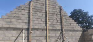 Photo de galerie - Travaux de maçonnerie : élévation de murs en parpaings et réalisation de structure. Travail soigné et conforme aux règles de l'art.

