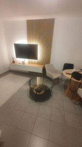 Photo de galerie - Pose décoration murale plus accrocher une télé et meubles télé.