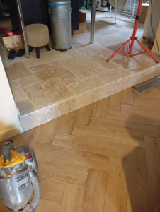 Photo de galerie - Pose parquet et travertin 