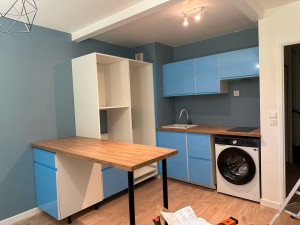 Photo de galerie - Pose cuisine en U avec plan de travail sur pied 
