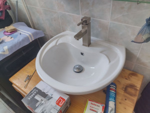 Photo de galerie - Remplacements lavabo et robinet choisis par le client.