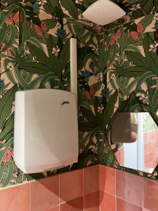 Photo de galerie - ⚡ Pose d’un sèche-mains électrique avec création d’une ligne dédiée depuis le tableau et passage en goulotte. Travail propre et conforme. ?