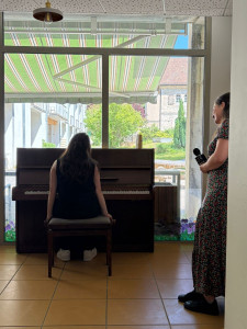 Photo de galerie - Représentation musicale dans un Ephad avec les élèves 