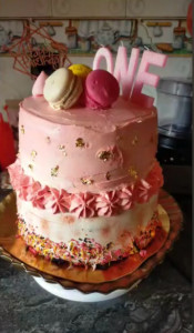 Photo de galerie - Gâteau d’anniversaire à deux étages Alliance gourmande de chocolat, vanille et fraise