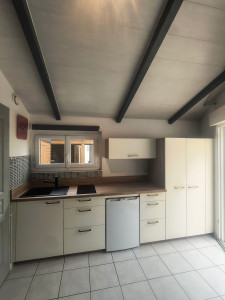 Photo de galerie - Pose de la nouvelle cuisine moderne. réalisation sur mesure 